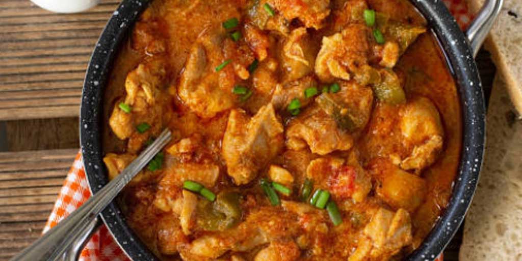 Semur ayam siap dinikmati dengan nasi hangat, perpaduan manis gurih yang menggugah selera.