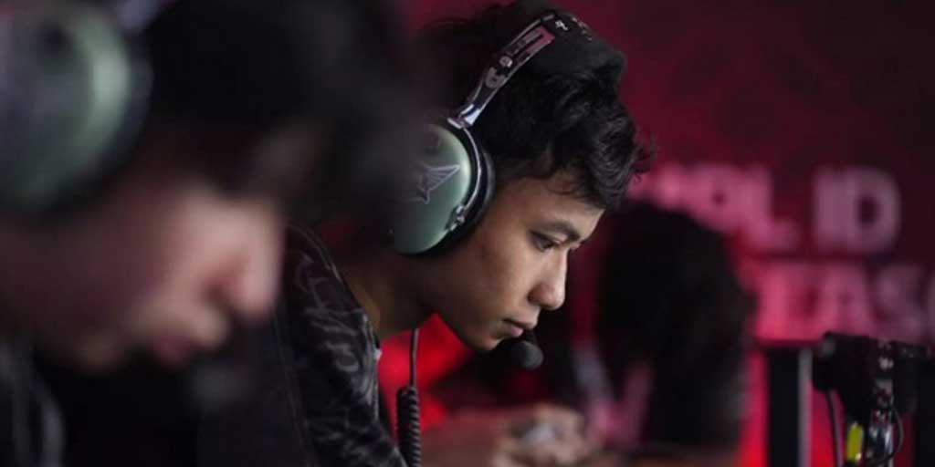 Tangkapan layar para pemain Dewa United Esports bertanding dalam MPL ID S16, Jakarta, Jumat (12/9).