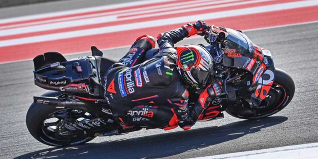 Pembalap Aprilia Racing Marco Bezzecchi memacu kecepatan sepeda motornya dalam sesi practice MotoGP Indonesia 2025 di Sirkuit Internasional Pertamina Mandalika, Jumat (3/10).