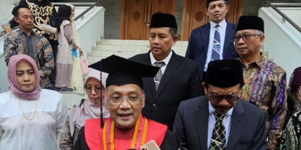 Menteri Haji dan Umrah Mochamad Irfan Yusuf atau Gus Irfan memberikan keterangan seusai mengikuti prosesi wisuda di UIN Maulana Malik Ibrahim, di Kota Malang, Jawa Timur, Sabtu (4/10).
