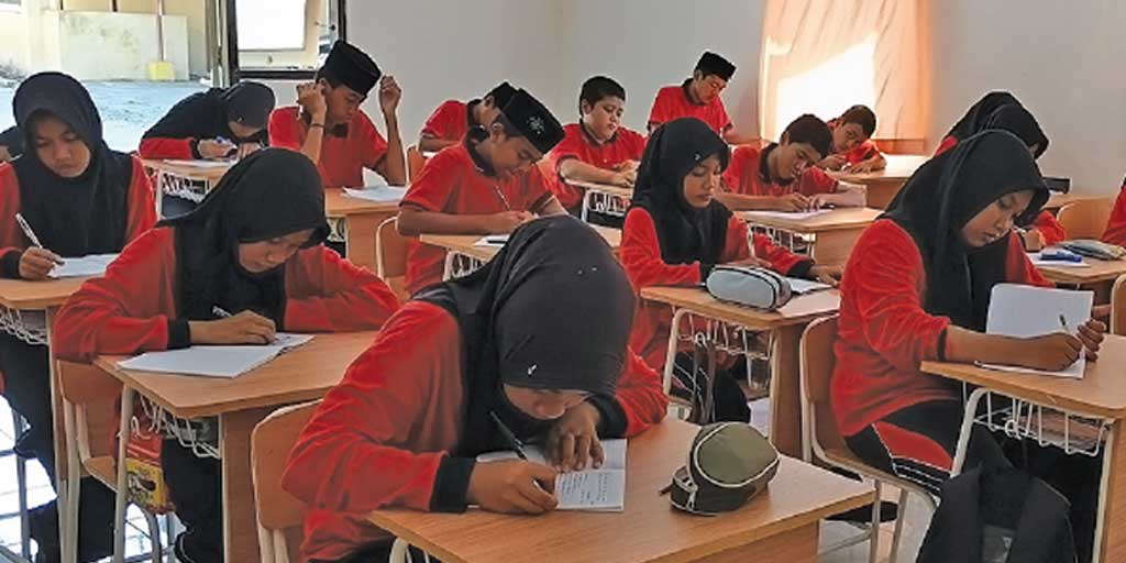 Siswa SR Terintegrasi 18 Kabupaten Tuban tampak fokus mengikuti kegiatan matrikulasi di ruang kelas pada lembaga pendidikan setempat.
