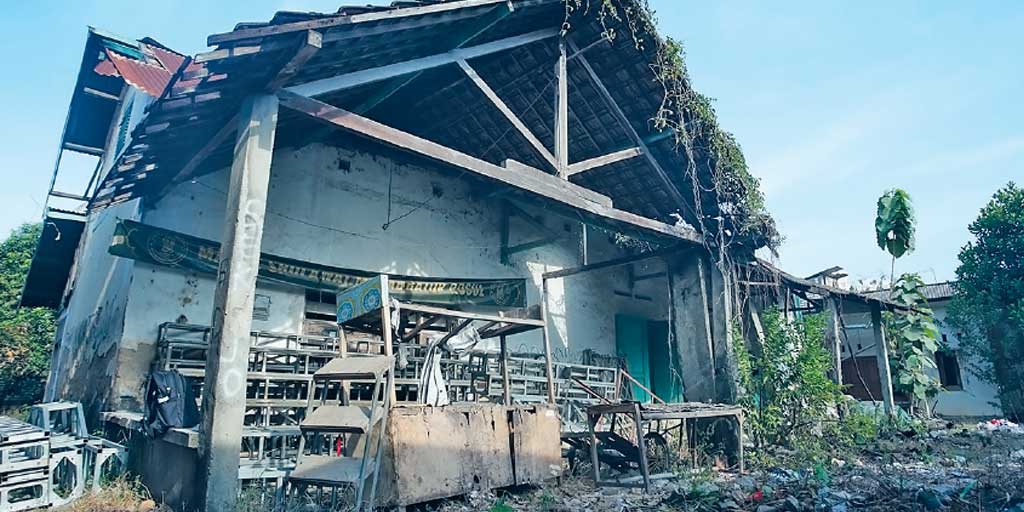 Kondisi Stasiun Plumpang tampak terbengkalai Jumat (3/10), imbas penonaktifan jalur kereta api Tuban-Babat pada 1990 silam.
