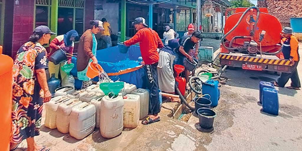 Petugas BPBD Tuban melakukan droping air kepada warga di Desa Bader, Kecamatan Jatirogo, Kamis (2/10).
