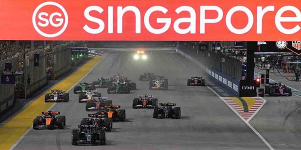 Pembalap memacu kecepatan saat balap Formula 1 GP Singapura 2025 di Sirkuit Marina Bay, Singapura, Minggu (5/10).
