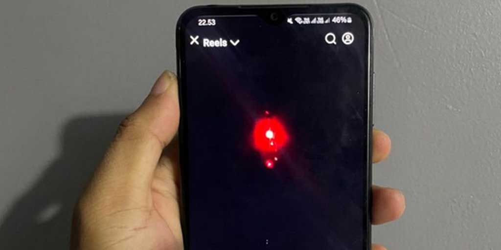 Warga menunjukkan cuplikan video viral terkait fenomena suara dentuman keras disertai kemunculan bola api di langit Cirebon, Jawa Barat, Minggu (5/10).