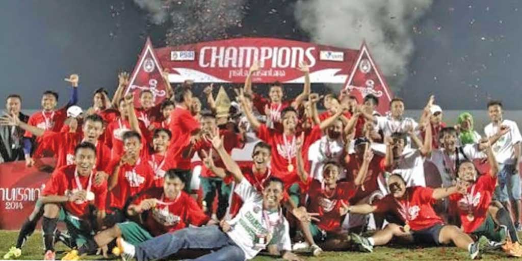 Para pemain beserta official Persatu Tuban selebrasi merayakan gelar juara Liga Nusantara 2014 di Stadion Sultan Agung Bantul, Minggu (14/12).