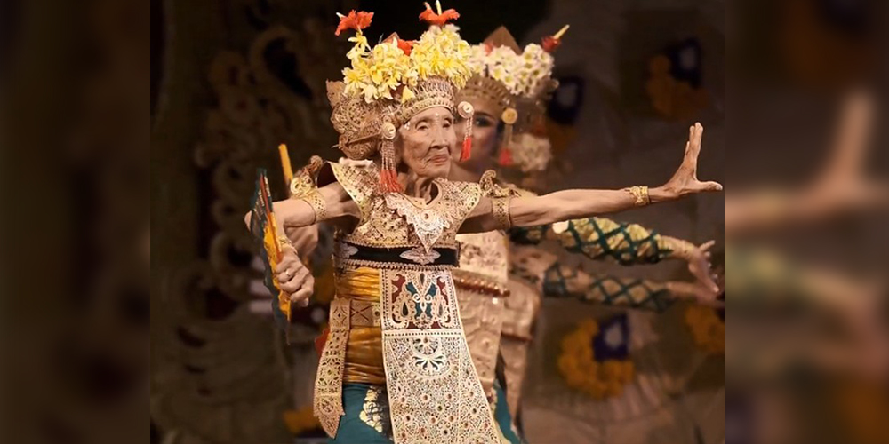 Niang Soli, maestro tari Legong asal Bali, tetap menari anggun di usia hampir satu abad. Gerak dan senyum lembutnya menjadi simbol keteguhan menjaga warisan budaya Nusantara.