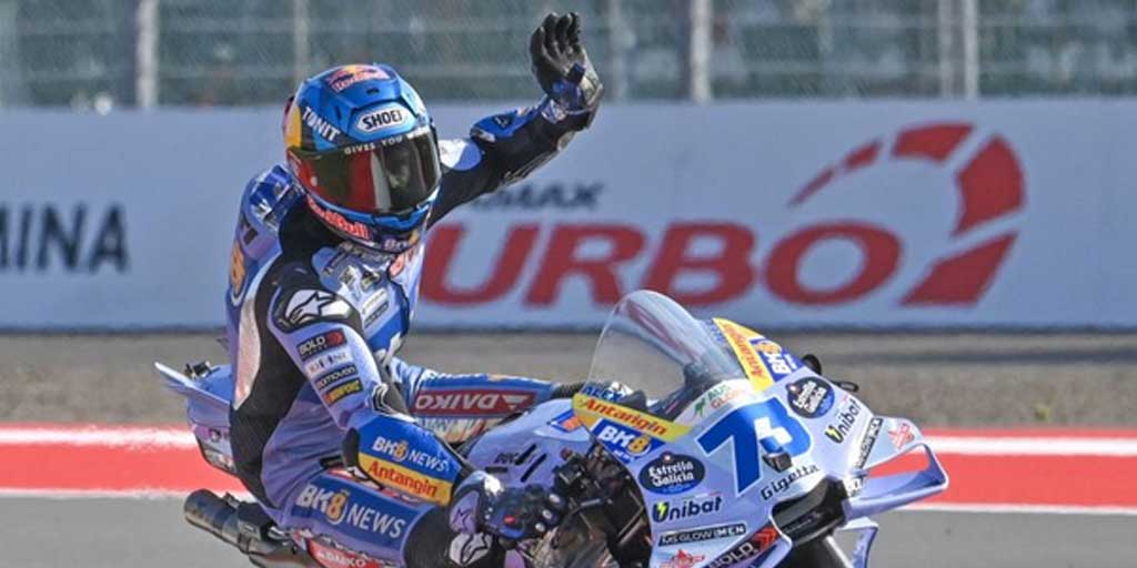 Pembalap BK8 Gresini Racing MotoGP Alex Marquez menyapa penonton usai sesi race MotoGP Indonesia 2025 di Sirkuit Internasional Pertamina Mandalika, Lombok Tengah, Nusa Tenggara Barat, Minggu (5/10).