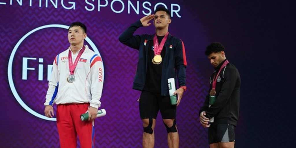 Lifter Indonesia peraih medali emas Rizki Juniansyah (tengah) menjuarai kelas 79 kilogram putra kejuaraan Dunia Angkat Besi IWF (IWF World Championship) 2025 di Forde, Norwegia, Selasa (7/10).