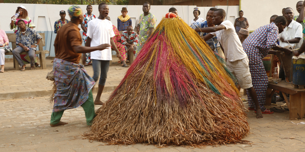 Para penari Zangbeto tampil dalam upacara tradisional di Benin, Afrika Barat. Kostum jerami berwarna-warni melambangkan roh penjaga malam yang dipercaya mampu melindungi desa dari kejahatan