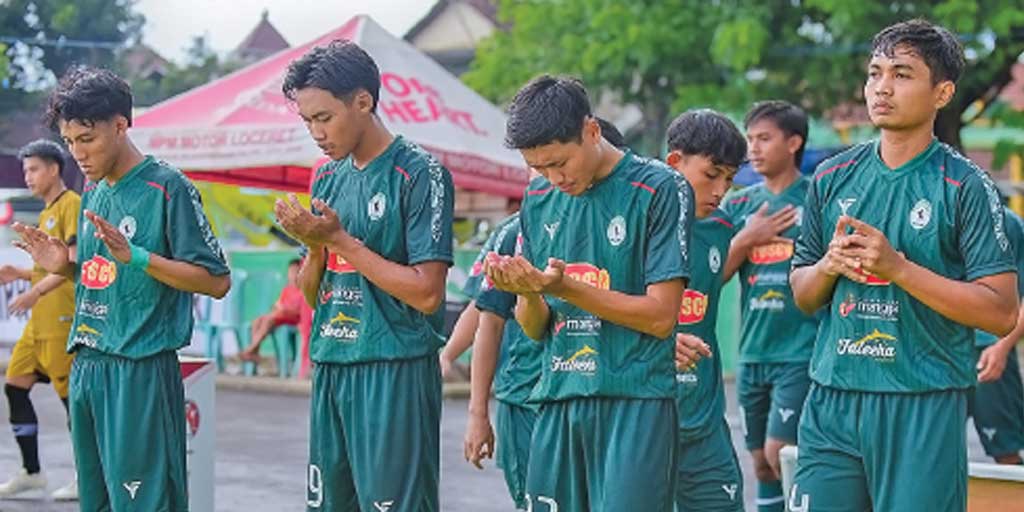 Aksi pemain Bumi Wali FC ketika berlaga pada kompetisi Liga 4 Jatim musim 2024. Klub berjuluk Laskar Sunan Bonang ini diyakini akan lebih serius di kompetisi Liga 4 2025.