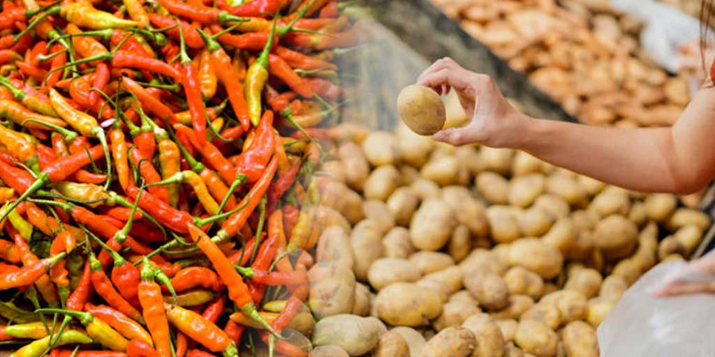 Cabe rawit merah dan kentang terpantau turun di pasar Tuban hari ini, Kamis (9/10).