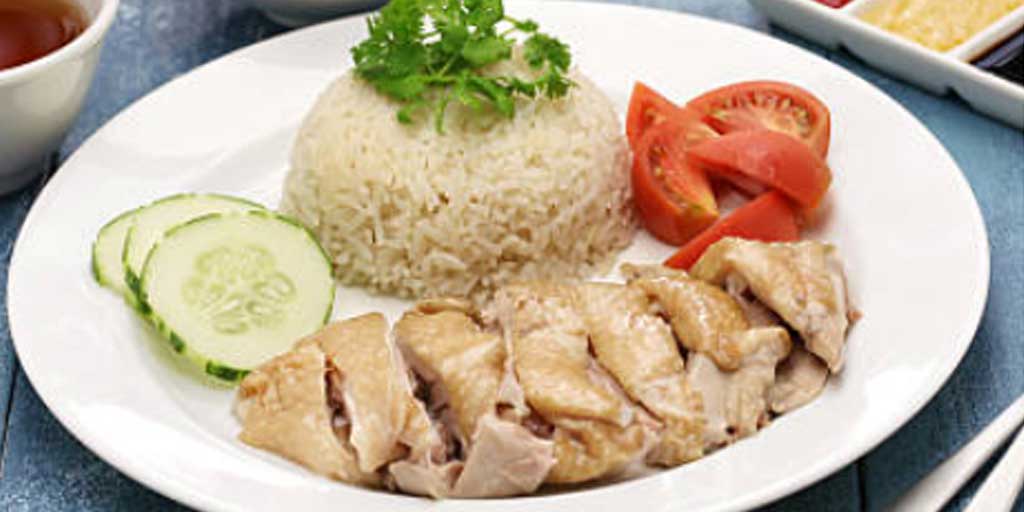 Resep nasi ayam Hainan asli ini bisa dibuat dengan bahan sederhana dan langkah mudah, kamu bisa menghadirkan cita rasa oriental di meja makan rumahmu.