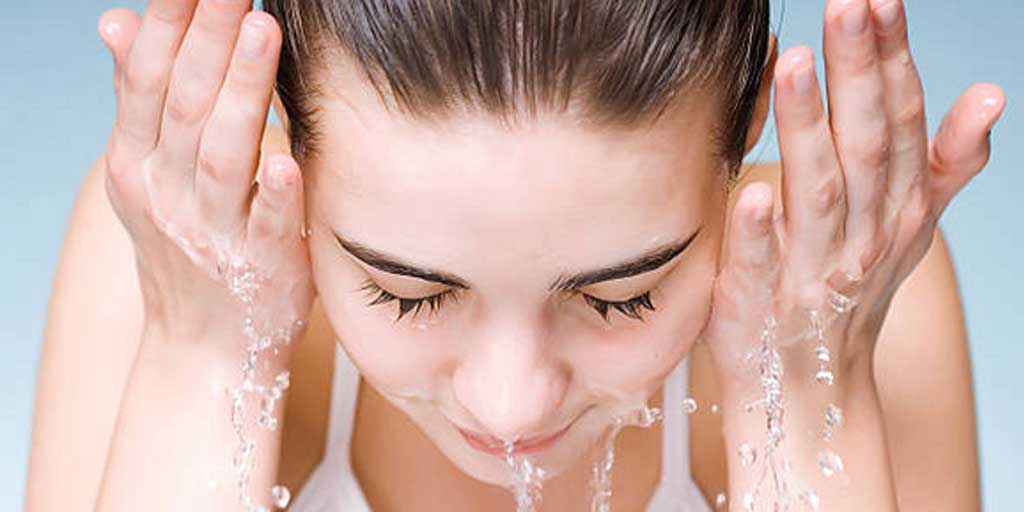 Simak cara pakai cream malam yang benar agar wajah lebih cerah, lembap, dan tidak kusam. Lengkap dengan tips penggunaan yang tepat.