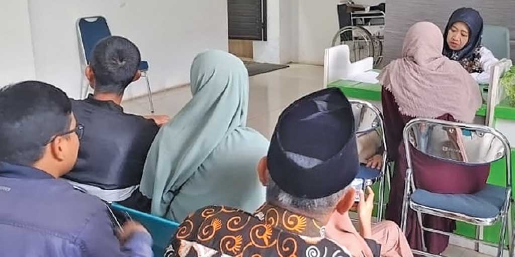 Staf di Pusat Layanan Haji dan Umrah Terpadu (PLHUT) Kemenag Tuban menerima berkas dari CJH Tuban 2026.