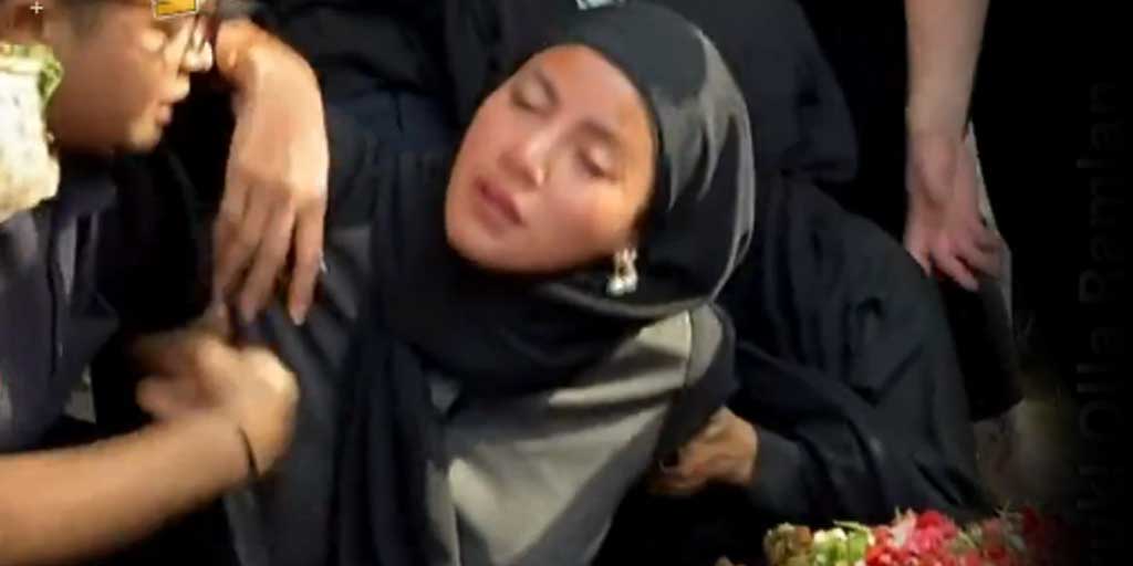 Tangkapan layar video detik-detik Olla Ramlan pingsan saat pemakaman ibundanya yang viral di media sosial.