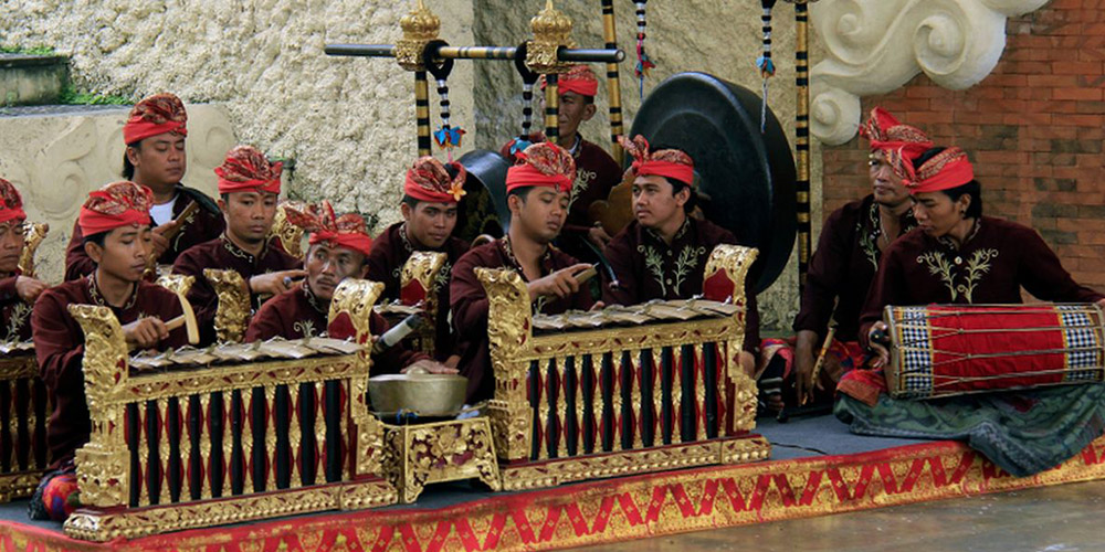 Para penabuh gamelan Bali memainkan alat musik tradisional dengan penuh konsentrasi, menghadirkan harmoni nada sakral yang menjadi jiwa upacara adat dan kesenian Pulau Dewata.