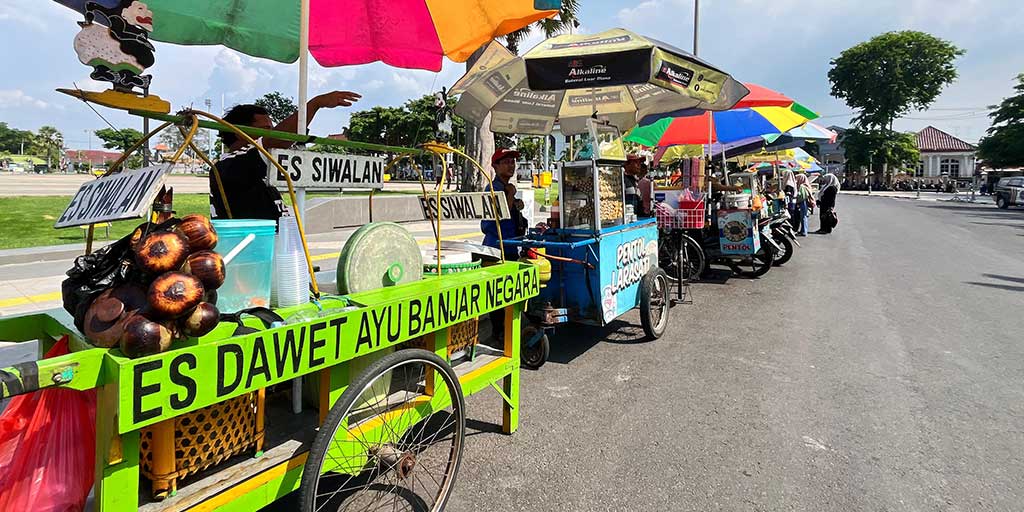 PKL kembali berjualan di Alun-Alun Tuban sebagai bentuk protes karena tak kunjung ada solusi yang diberikan pemerintah daerah atas kebijakan relokasi.