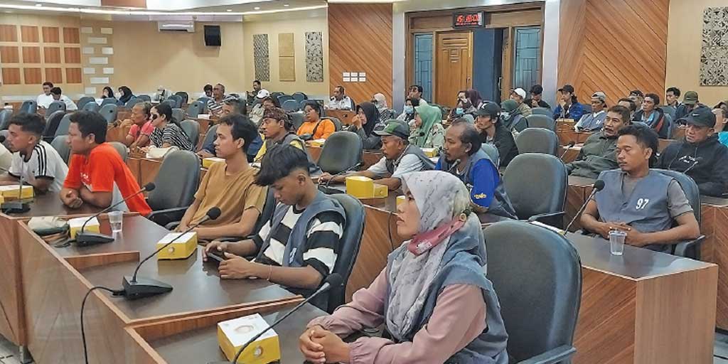 Para PKL Kebonsari menyampaikan aspirasi dalam hearing di gedung paripurna DPRD Tuban, Senin (13/10).