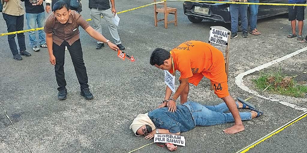 Sulton Farid Ahmadi, tersangka pembunuhan terhadap Puji Rahayu menjalani rangkaian rekonstruksi di Mapolres Tuban pada 10 Juli lalu.
