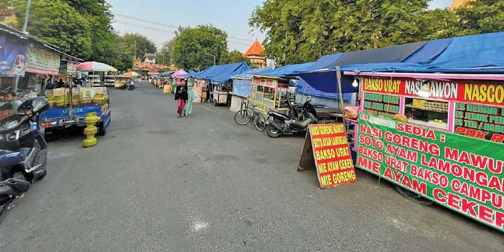 Lapak UMKM berjualan di area parkir Pantai Boom Tuban.
