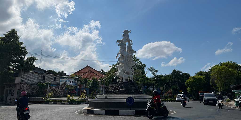 Kondisi cuaca di Kabupaten Tuban yang panas dan berawan nampak menghiasi kawasan Bundaran Seleko.