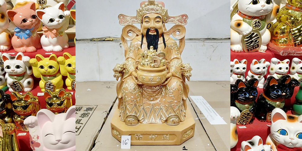 Patung Dewa Cai Shen, simbol kemakmuran dalam budaya Tionghoa. Diyakini membawa rezeki dan keberuntungan bagi rumah atau tempat usaha.