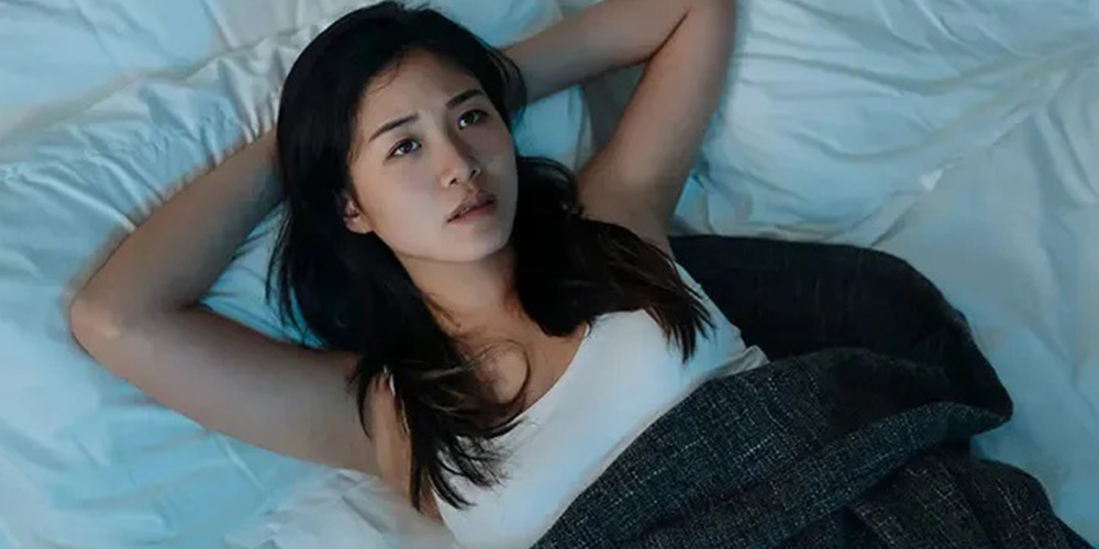 Susah tidur padahal badan sudah lelah? Bisa jadi otakmu sedang &ldquo;lembur&rdquo; karena bedtime anxiety &mdash; kondisi cemas yang muncul justru saat waktu istirahat tiba.