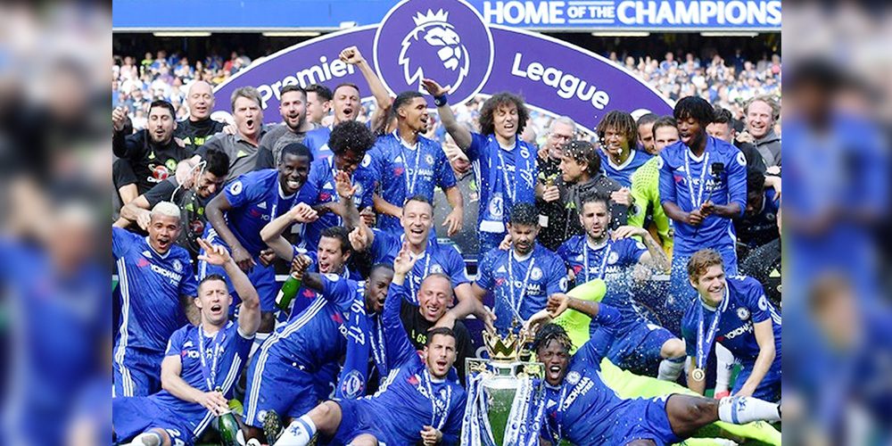 Skuad Chelsea merayakan gelar juara Premier League musim 2016/2017 di bawah asuhan Antonio Conte &mdash; trofi liga terakhir yang mereka raih hingga kini.