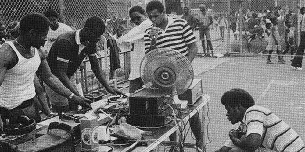 Pesta blok di Bronx, New York, awal 1970-an &mdash; tempat lahirnya budaya hip-hop. Dari panggung sederhana di jalanan, musik, tarian, dan ekspresi visual mulai membentuk gerakan global yang terkenal