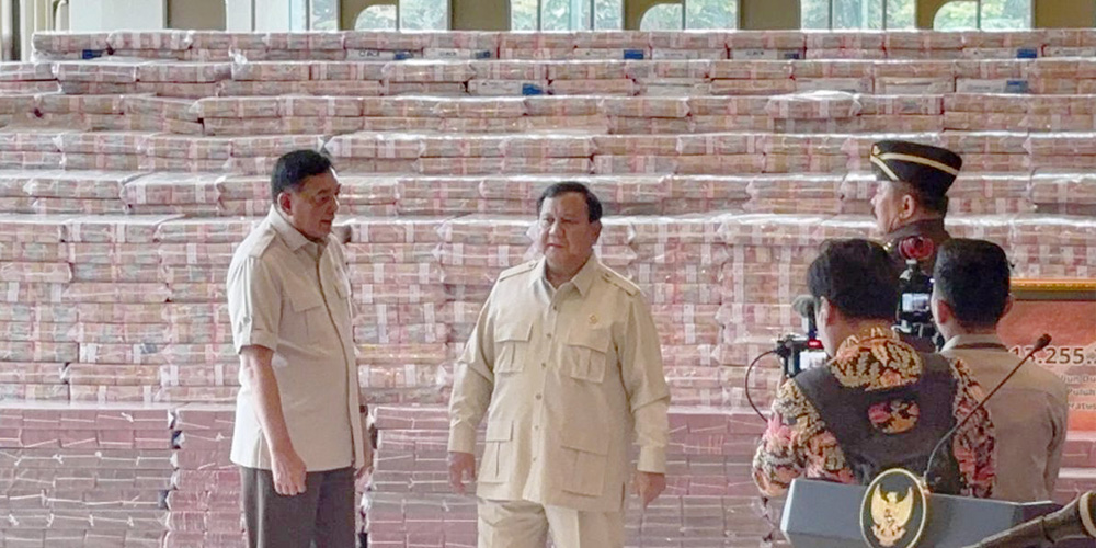 Presiden Prabowo Subianto meninjau tumpukan uang sitaan kasus korupsi ekspor CPO senilai Rp13,2 triliun bersama Jaksa Agung Sanitiar Burhanuddin di Kejaksaan Agung.