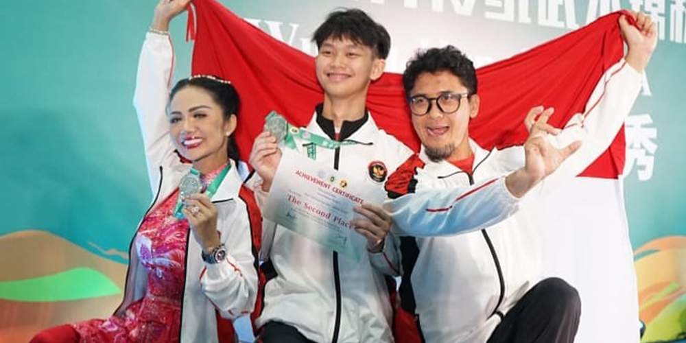Krisdayanti bersama tim Indonesia berpose bangga usai meraih medali perak di ajang World Kungfu Championships 2025, China.