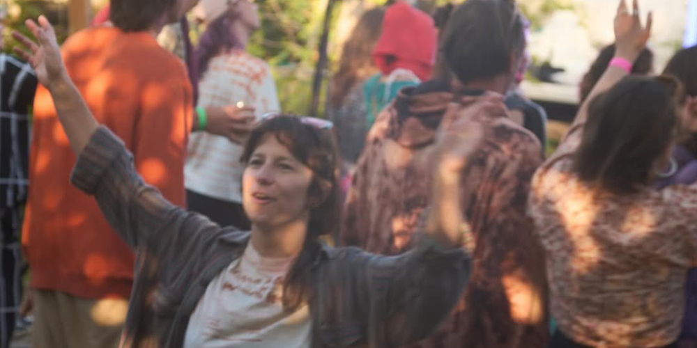 Penonton larut dalam irama musik LAIR di Lost Farm Festival 2025, Denmark. Energi mereka menular&mdash;membuktikan bahwa musik tanah liat dari Jatiwangi bisa menggoyang hati siapa saja, di mana saja.