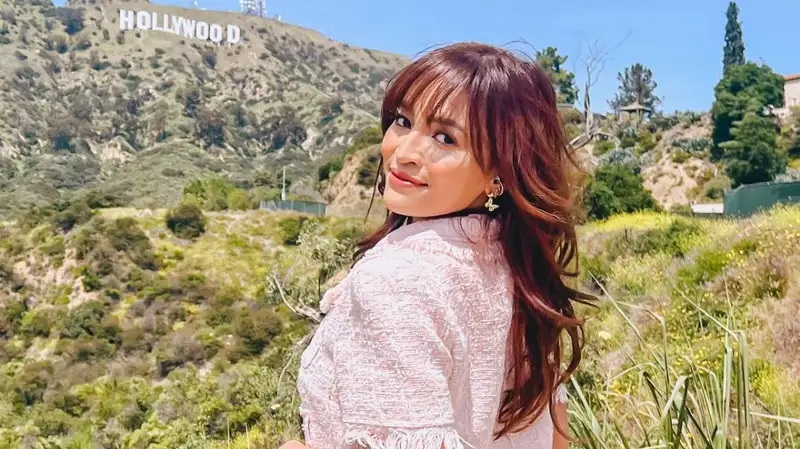 Rachel Goddard, salah satu Youtuber cewek inspiratif yang merupakan seorang Beauty Vlogger dengan Sentuhan Humor yang Khas