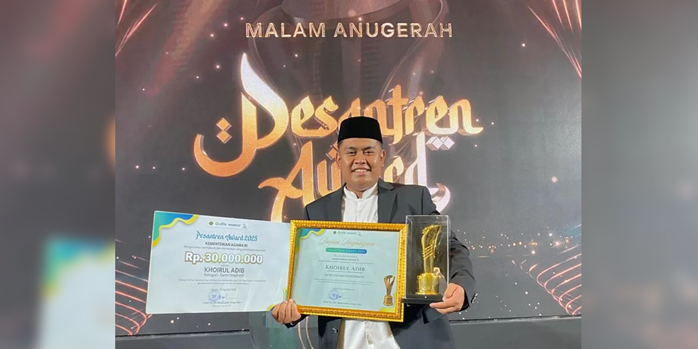 Khoirul Adib, santri asal Tuban,  meraih penghargaan Santri Inspiratif Pesantren Award 2025. Penghargaan diberikan atas kontribusinya dalam menggerakkan kegiatan literasi dan ekraf berbasis santri