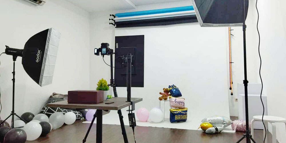 Suasana di salah satu self foto studio yang hits di kalangan anak muda. Konsep studio mandiri ini memungkinkan pengunjung berfoto sendiri tanpa fotografer, lengkap dengan lighting dan properti