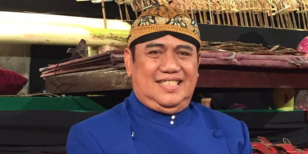 Dalang senior Ki Anom Suroto semasa hidupnya dikenal sebagai maestro wayang kulit yang membawa napas baru bagi seni pedalangan Jawa. Ia wafat pada 23 Oktober 2025 di usia 77 tahun.