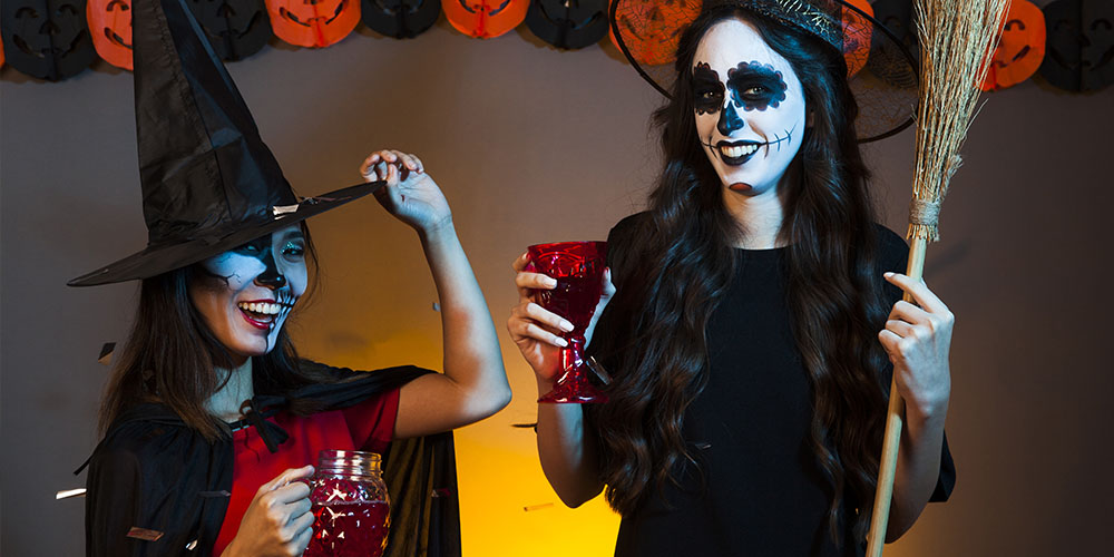 Suasana pesta Halloween penuh warna dengan kostum dan riasan unik. Perayaan tahun ini semakin kreatif dengan tema futuristik, dekorasi ramah lingkungan, dan ide seru anti-mainstream.