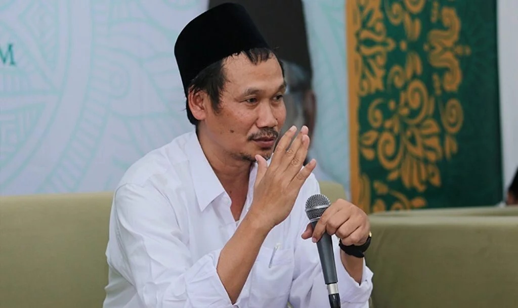 Kiai Ahmad Bahauddin Nursalim atau yang dikenal sebagai Gus Baha saat menyampaikan ceramah tentang makna rezeki dan dzikir dalam sebuah pengajian.