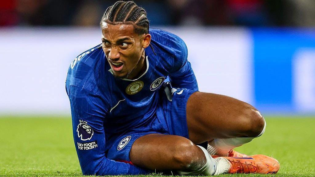 Wajah frustrasi Jo&atilde;o Pedro di laga Premier League menggambarkan penurunan performanya belakangan ini. Dalam 10 pertandingan terakhir, striker Chelsea itu belum mencatat satu pun shot on target.