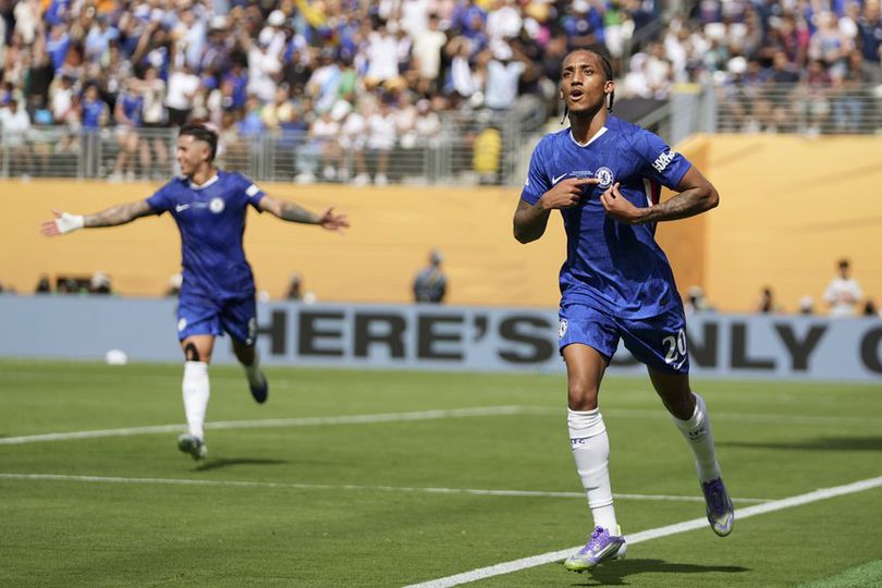 Jo&atilde;o Pedro merayakan golnya ke gawang PSG di ajang FIFA Club World Cup 2025. Aksi gemilangnya saat itu sempat disebut sebagai tanda kebangkitan lini depan Chelsea.