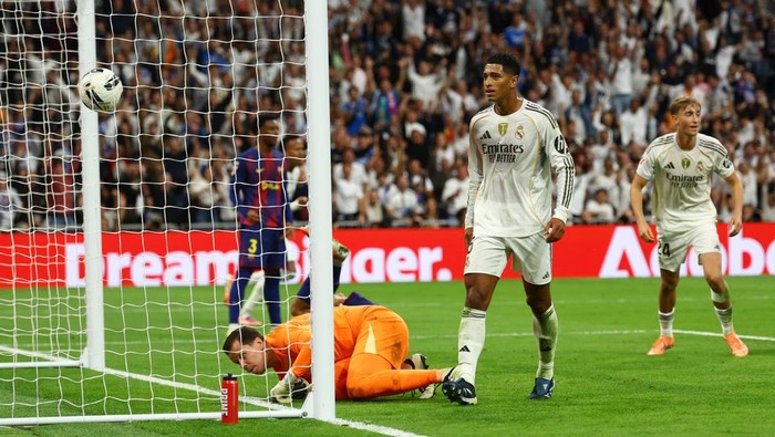 Gelandang Real Madrid, Jude Bellingham, Sang penentu kemenangan 2&ndash;1 dalam laga El Cl&aacute;sico di Santiago Bernab&eacute;u, Minggu (26/10/2025).