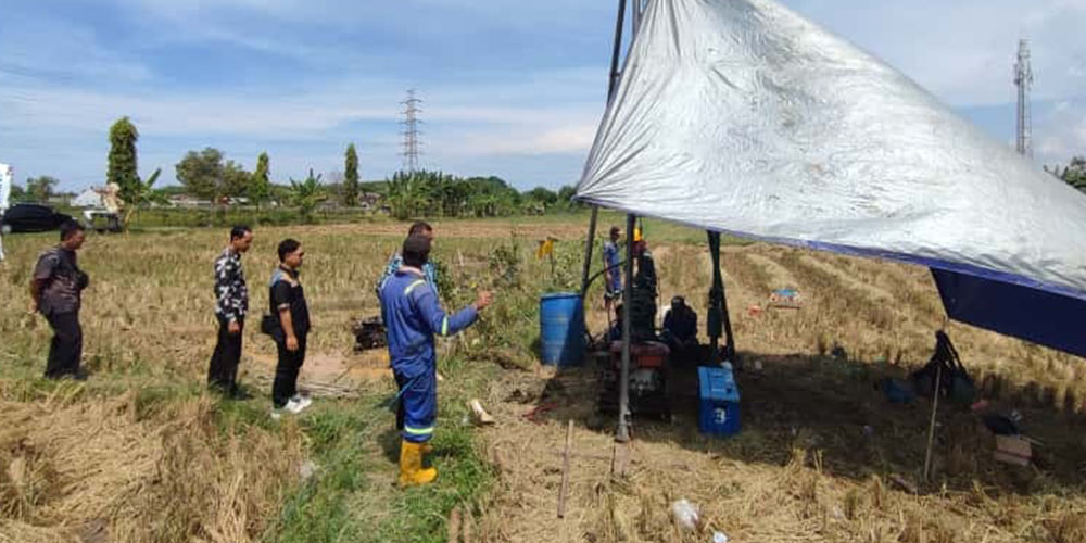 SEGERA DIBANGUN: Kepala Dinsos P3A dan PMD Tuban Sugeng Purnomo mengecek lahan seluas 7 hektare yang rencananya dibangunnya SR Terintegrasi 18 Kabupaten Tuban, Kamis (23/10).