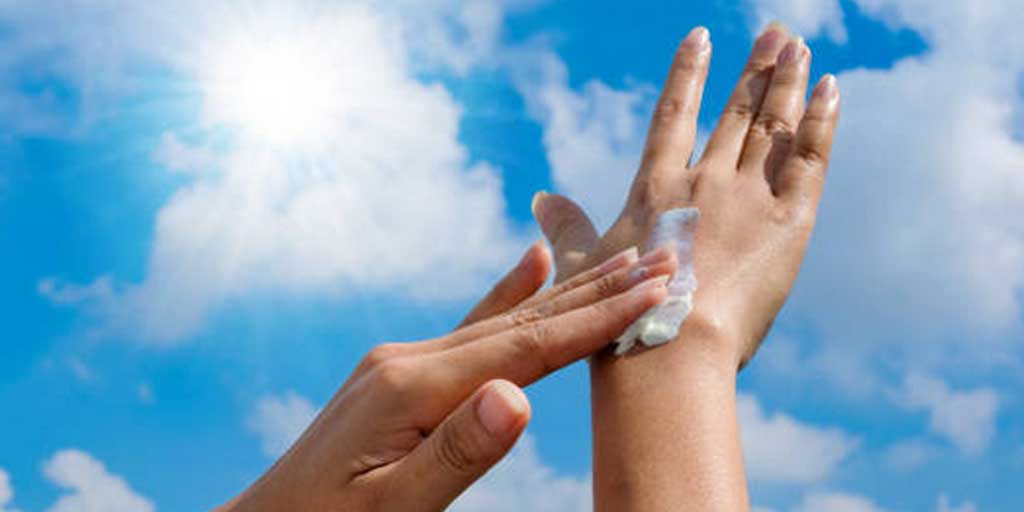 Sebelum membeli sunscreen, sebaiknya pilih produk di rak minimarket yang sesuai dengan jenis kulitmu. Foto adalah ilustrasi.