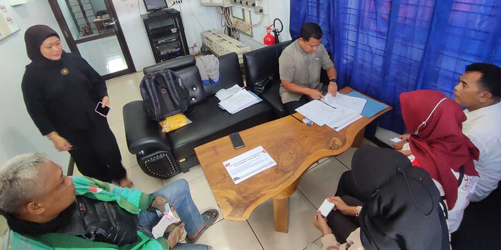 KORBAN PERTALITE: Pos pelayanan pengaduan konsumen di SPBU Sleko Tuban dipadati masyarakat yang kendaraannya terdampak BBM pertalite, Selasa (28/10).