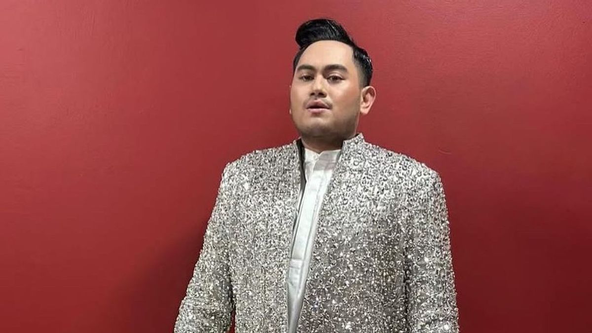 Sosok penyanyi dangdut tampil berkelas dalam konser kolaborasi dengan orkestra Erwin Gutawa, memperlihatkan bahwa musik dangdut bisa tampil elegan.