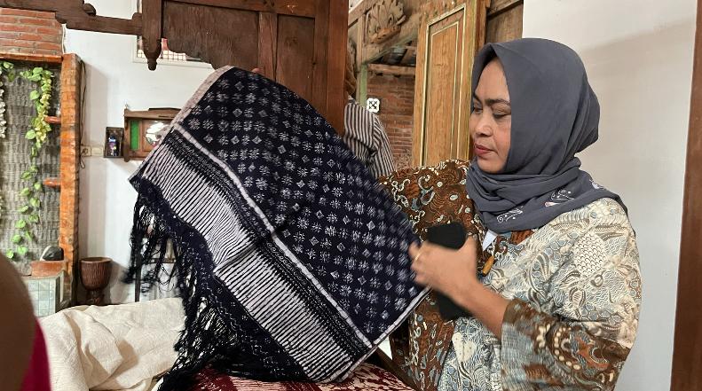 pelestari batik gedog asal Kerek, Tuban, menata hasil karya tenun dan batik tradisional yang masih diproduksi secara manual.