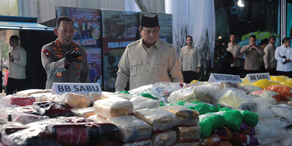 Presiden RI Prabowo Subianto didampingi Kapolri Jendral Polisi Listyo Sigit saat meninjau pemusnahan narkoba di Lapangan Bhayangkara Mabes Polri, Jakarta, Rabu (29/10).