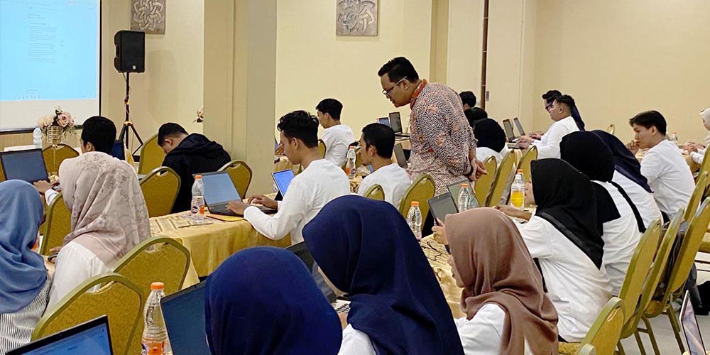 Yavid Rahmat Perwita, pemateri dari Diskominfo Tuban, memberikan arahan kepada peserta saat sesi praktik penggunaan kecerdasan buatan dalam Workshop  Batch 1 di Grand Javanilla, Selasa (28/10).
