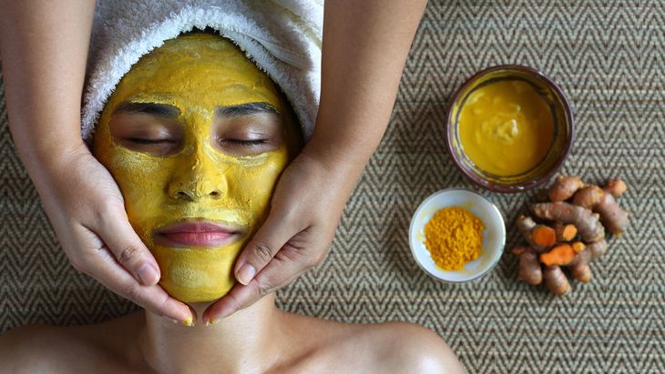 Perawatan wajah dengan masker kunyit alami kini kembali digemari. Kandungan curcumin di dalamnya membantu menenangkan kulit, mengurangi jerawat, dan membuat wajah tampak glowing alami.